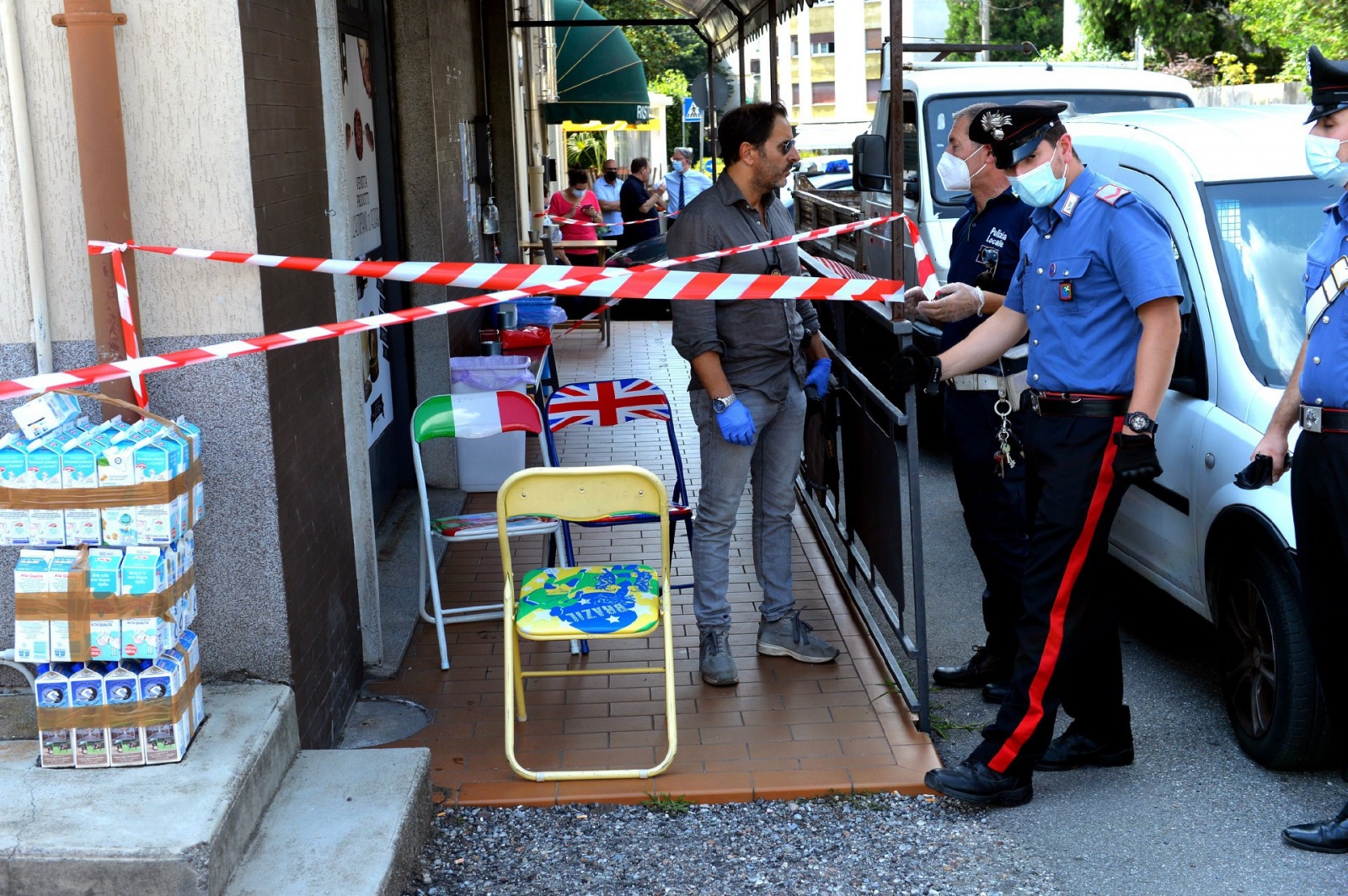 Spari davanti a un bar di via Volta: ferito un 66enne