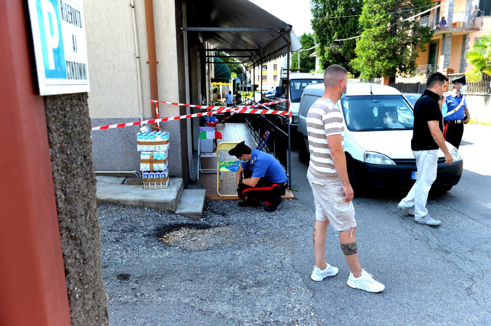 Spari davanti a un bar di via Volta: ferito un 66enne