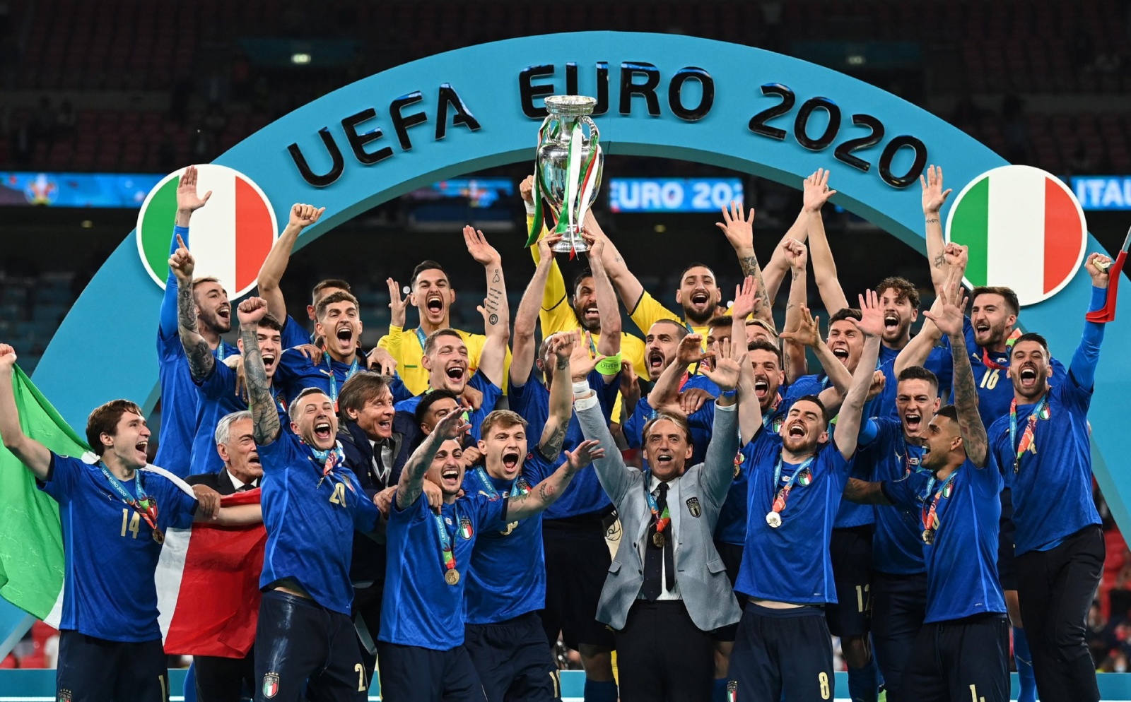 L’11 luglio a Wembley gli Azzurri guidati da Roberto Mancini vincono il campionato europeo di calcio, battendo l’Inghilterra ai rigori