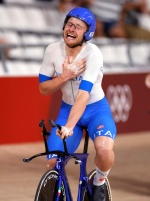 Italy's Simone Consonni celebrates after winning gold and setting a new World Record in the men's track cycling team pursuit finals during the Tokyo 2020 Olympic Games at Izu Velodrome in Izu, Japan, on August 4, 2021. (Photo by Odd ANDERSEN / AFP)