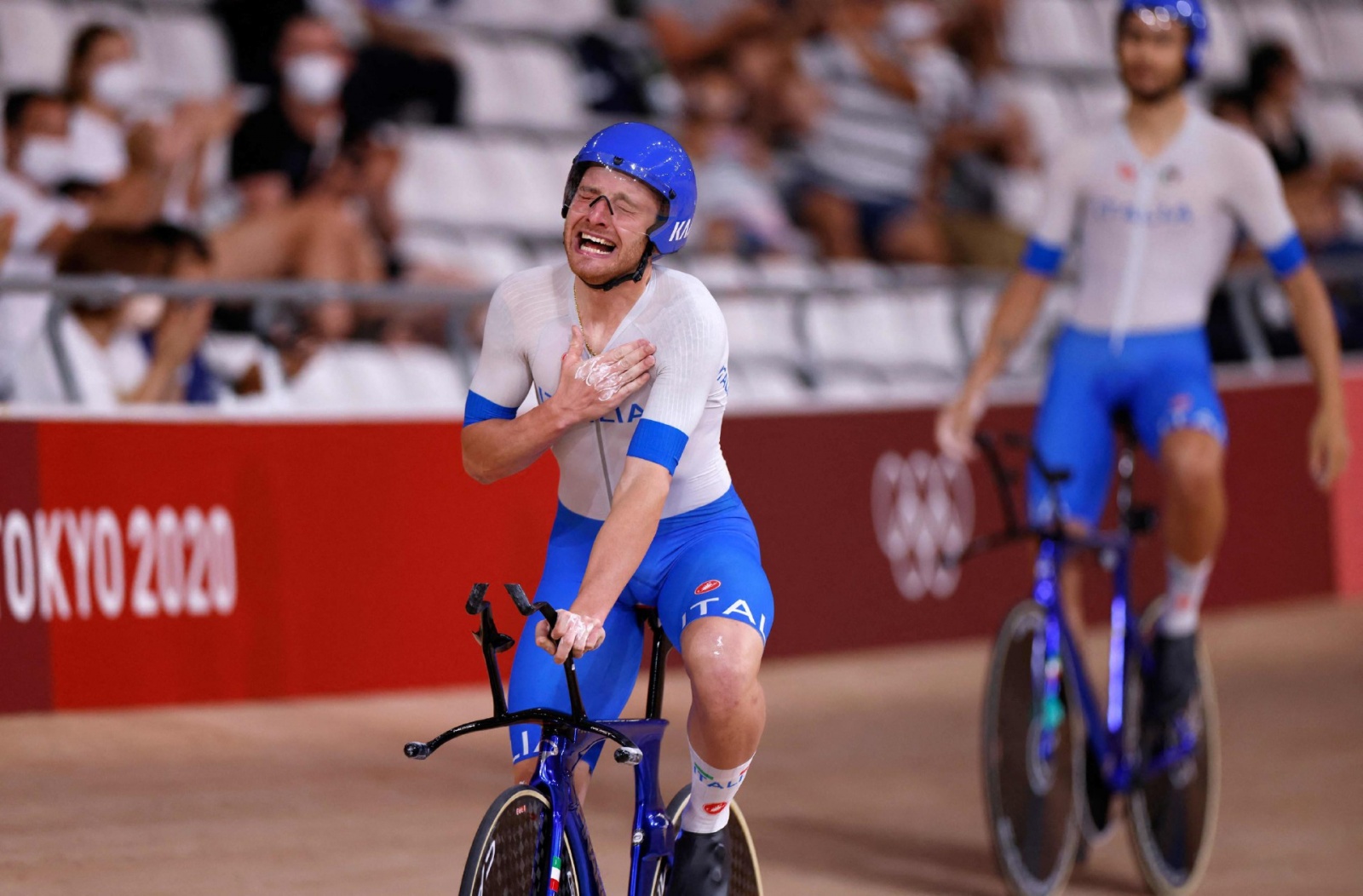 Italy's Simone Consonni reacts after winning gold and setting a new World Record in the men's track cycling team pursuit finals during the Tokyo 2020 Olympic Games at Izu Velodrome in Izu, Japan, on August 4, 2021. (Photo by Odd ANDERSEN / AFP)