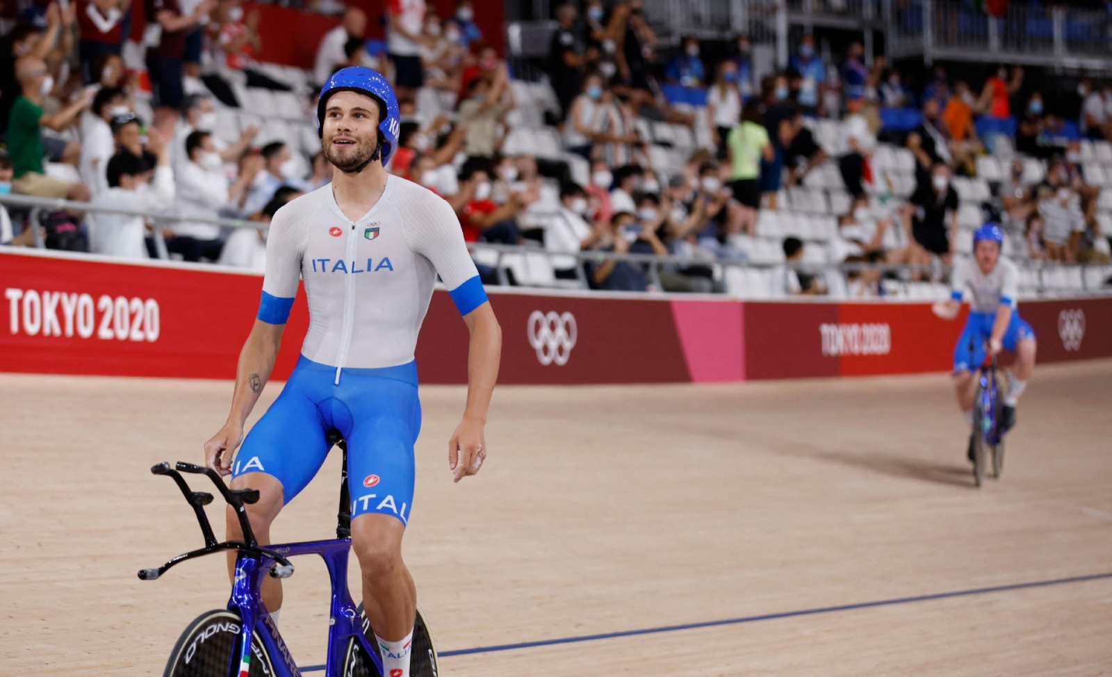 Italy's Filippo Ganna celebrates after winning gold and setting a new World Record in the men's track cycling team pursuit finals during the Tokyo 2020 Olympic Games at Izu Velodrome in Izu, Japan, on August 4, 2021. (Photo by Odd ANDERSEN / AFP)