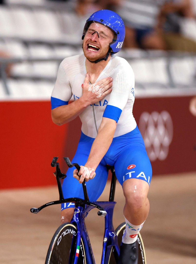 Italy's Simone Consonni celebrates after winning gold and setting a new World Record in the men's track cycling team pursuit finals during the Tokyo 2020 Olympic Games at Izu Velodrome in Izu, Japan, on August 4, 2021. (Photo by Odd ANDERSEN / AFP)