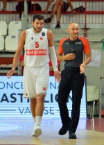 VARESE BASKET SUPERCOPPA 2021 OPENJOBMETIS VARESE - DINAMO SASSARI NELLA FOTO GENTILE CON ARBITRO