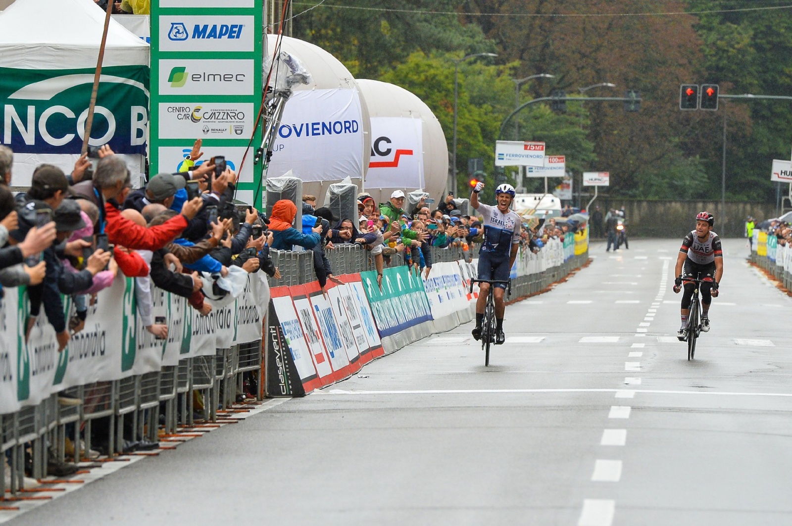 VARESE GARA CICLISTICA 100 TRE VALLI VARESINE NELLA FOTO IL VINCITORE DE MARCHI ALESSANDRO E DAVIDE FORMOLO