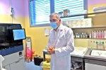 VARESE PROF. FABRIZIO MAGGI, DIRETTORE LABORATORIO MICROBIOLOGIA OSPEDALE DI CIRCOLO E VARIE LABORATORI E TECNICI AL LAVORO