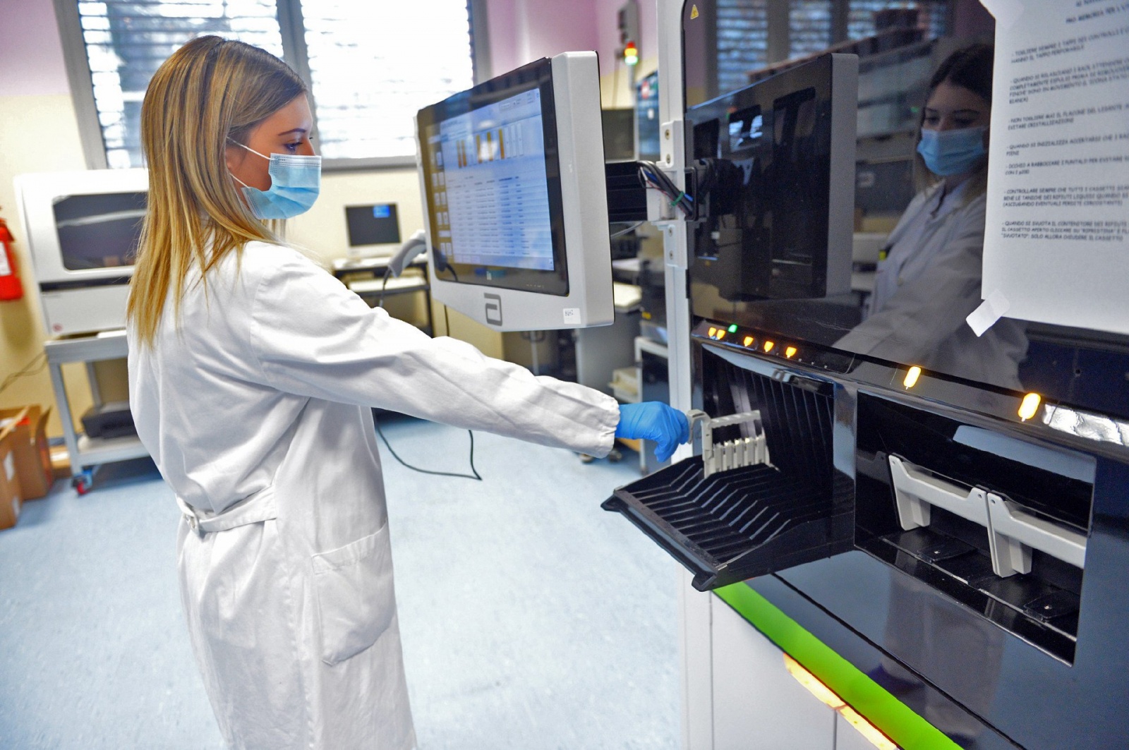 VARESE PROF. FABRIZIO MAGGI, DIRETTORE LABORATORIO MICROBIOLOGIA OSPEDALE DI CIRCOLO E VARIE LABORATORI E TECNICI AL LAVORO