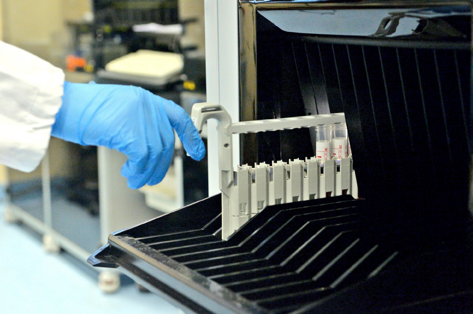VARESE PROF. FABRIZIO MAGGI, DIRETTORE LABORATORIO MICROBIOLOGIA OSPEDALE DI CIRCOLO E VARIE LABORATORI E TECNICI AL LAVORO