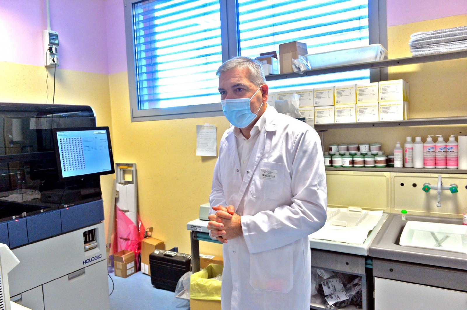 VARESE PROF. FABRIZIO MAGGI, DIRETTORE LABORATORIO MICROBIOLOGIA OSPEDALE DI CIRCOLO E VARIE LABORATORI E TECNICI AL LAVORO