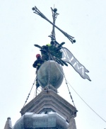 VARESE VIGILI DEL FUOCO MENTRE POSANO LA CORONA SUL CAMPANILE DI SAN VITTORE PER LA FESTA DELL'IMMACOLATA 8 DICEMBRE 2021