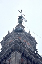 VARESE VIGILI DEL FUOCO MENTRE POSANO LA CORONA SUL CAMPANILE DI SAN VITTORE PER LA FESTA DELL'IMMACOLATA 8 DICEMBRE 2021