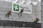 VARESE VIGILI DEL FUOCO MENTRE POSANO LA CORONA SUL CAMPANILE DI SAN VITTORE PER LA FESTA DELL'IMMACOLATA 8 DICEMBRE 2021