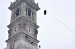 VARESE VIGILI DEL FUOCO MENTRE POSANO LA CORONA SUL CAMPANILE DI SAN VITTORE PER LA FESTA DELL'IMMACOLATA 8 DICEMBRE 2021