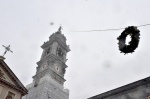 VARESE VIGILI DEL FUOCO MENTRE POSANO LA CORONA SUL CAMPANILE DI SAN VITTORE PER LA FESTA DELL'IMMACOLATA 8 DICEMBRE 2021