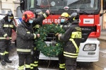 VARESE VIGILI DEL FUOCO MENTRE POSANO LA CORONA SUL CAMPANILE DI SAN VITTORE PER LA FESTA DELL'IMMACOLATA 8 DICEMBRE 2021