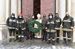 VARESE VIGILI DEL FUOCO MENTRE POSANO LA CORONA SUL CAMPANILE DI SAN VITTORE PER LA FESTA DELL'IMMACOLATA 8 DICEMBRE 2021