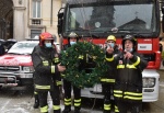VARESE VIGILI DEL FUOCO MENTRE POSANO LA CORONA SUL CAMPANILE DI SAN VITTORE PER LA FESTA DELL'IMMACOLATA 8 DICEMBRE 2021