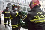 VARESE VIGILI DEL FUOCO MENTRE POSANO LA CORONA SUL CAMPANILE DI SAN VITTORE PER LA FESTA DELL'IMMACOLATA 8 DICEMBRE 2021