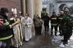 VARESE VIGILI DEL FUOCO MENTRE POSANO LA CORONA SUL CAMPANILE DI SAN VITTORE PER LA FESTA DELL'IMMACOLATA 8 DICEMBRE 2021