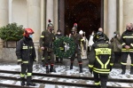 VARESE VIGILI DEL FUOCO MENTRE POSANO LA CORONA SUL CAMPANILE DI SAN VITTORE PER LA FESTA DELL'IMMACOLATA 8 DICEMBRE 2021