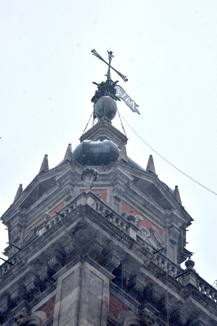VARESE VIGILI DEL FUOCO MENTRE POSANO LA CORONA SUL CAMPANILE DI SAN VITTORE PER LA FESTA DELL'IMMACOLATA 8 DICEMBRE 2021