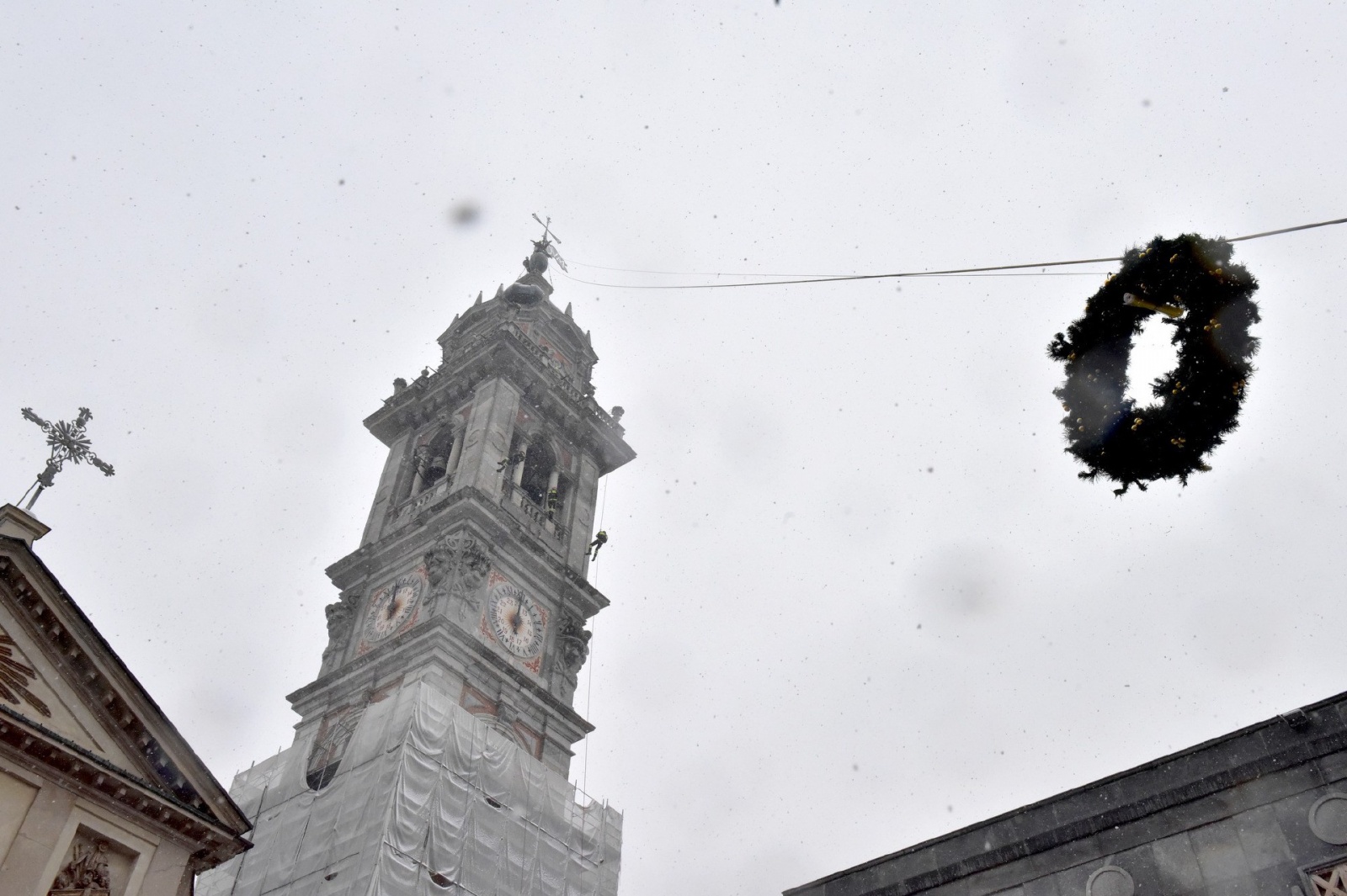 VARESE VIGILI DEL FUOCO MENTRE POSANO LA CORONA SUL CAMPANILE DI SAN VITTORE PER LA FESTA DELL'IMMACOLATA 8 DICEMBRE 2021