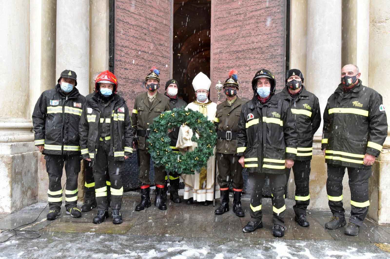 VARESE VIGILI DEL FUOCO MENTRE POSANO LA CORONA SUL CAMPANILE DI SAN VITTORE PER LA FESTA DELL'IMMACOLATA 8 DICEMBRE 2021