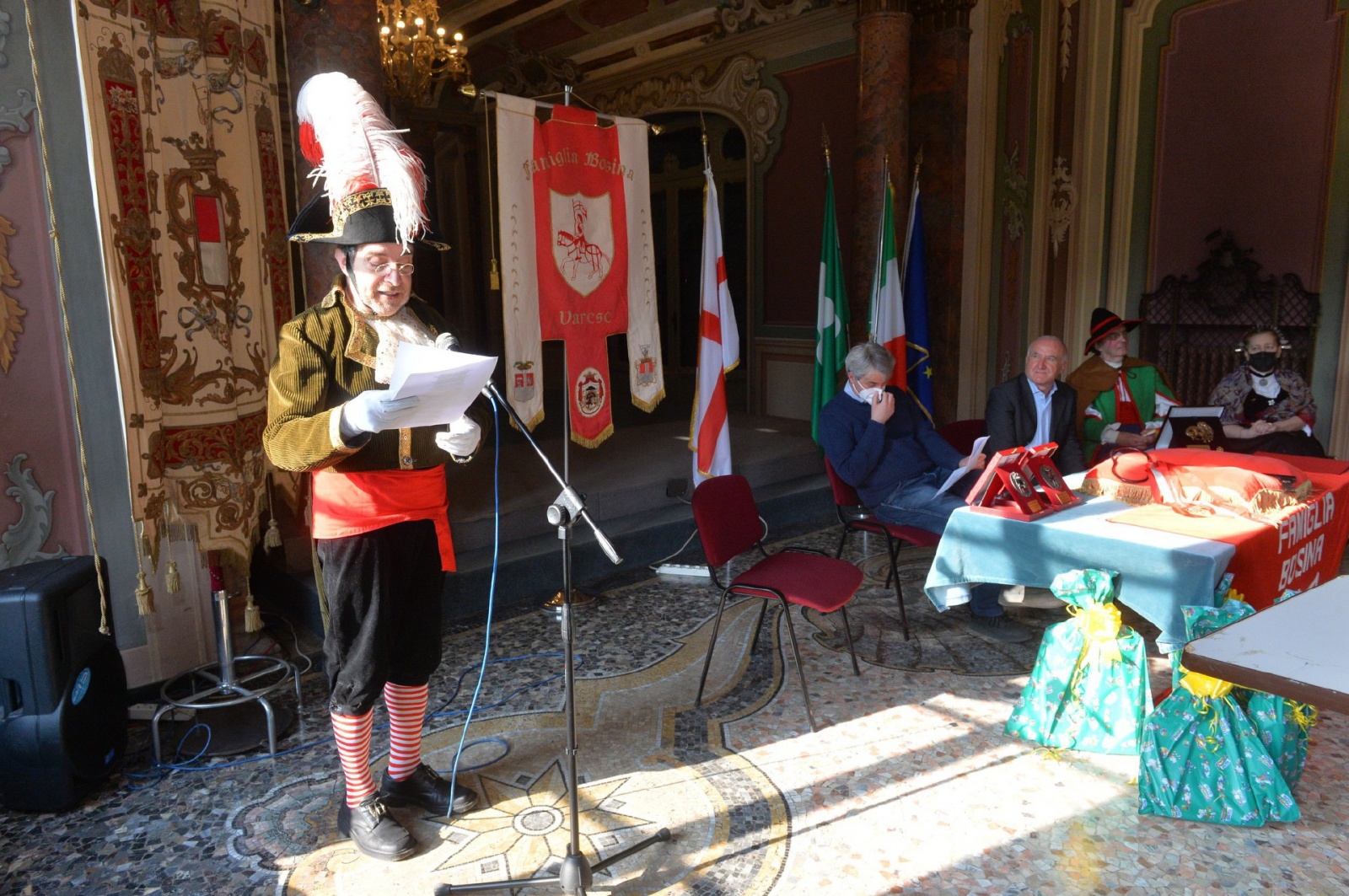 VARESE CHIUSURA CARNEVALE BOSINO 2022 A SALONE ESTENSE NELLA FOTO DISCORSO RE BOSINO