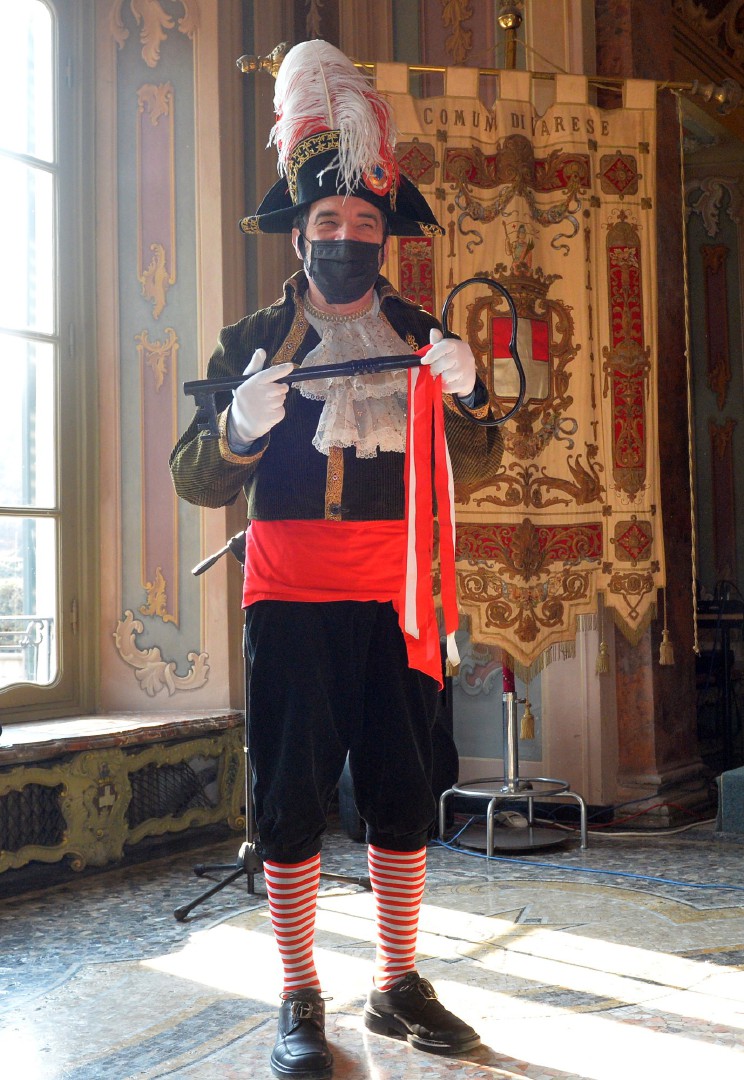 VARESE CHIUSURA CARNEVALE BOSINO 2022 A SALONE ESTENSE NELLA FOTO CONSEGNA CHIAVI CITTA’