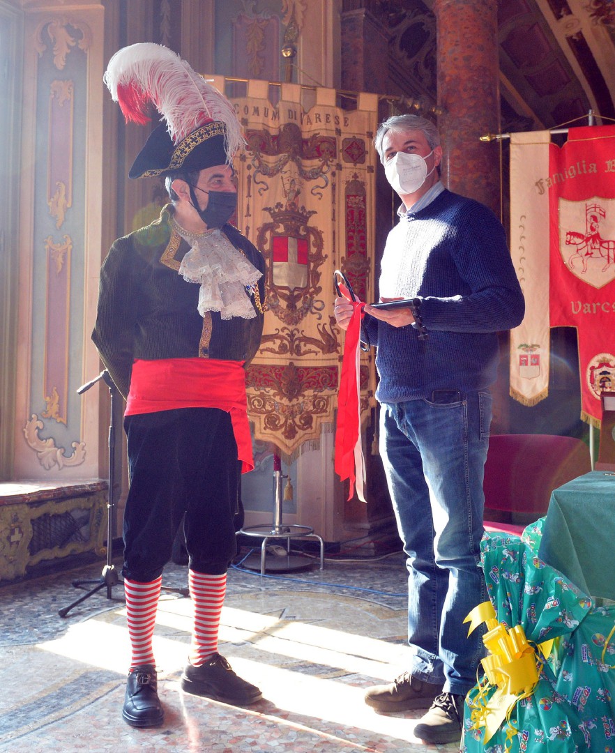 VARESE CHIUSURA CARNEVALE BOSINO 2022 A SALONE ESTENSE NELLA FOTO CONSEGNA CHIAVI CITTA’