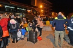 SAMARATE ARRIVO DI DONNE BAMBINI E RAGAZZI UCRAINI RICEVUTI DAL SINDACO ENRICO PURICELLI E DAI VOLONTARIO DELLA PROTEZIONE CIVILE