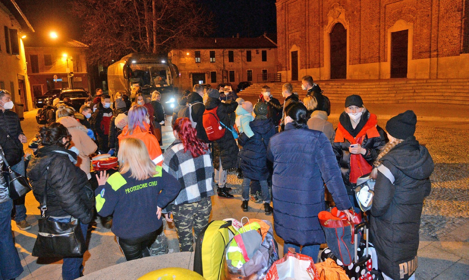SAMARATE ARRIVO DI DONNE BAMBINI E RAGAZZI UCRAINI RICEVUTI DAL SINDACO ENRICO PURICELLI E DAI VOLONTARIO DELLA PROTEZIONE CIVILE