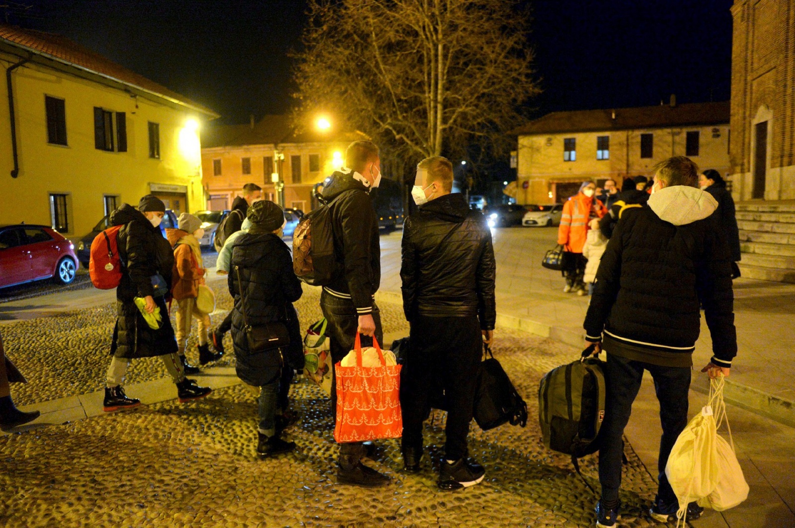 SAMARATE ARRIVO DI DONNE BAMBINI E RAGAZZI UCRAINI RICEVUTI DAL SINDACO ENRICO PURICELLI E DAI VOLONTARIO DELLA PROTEZIONE CIVILE