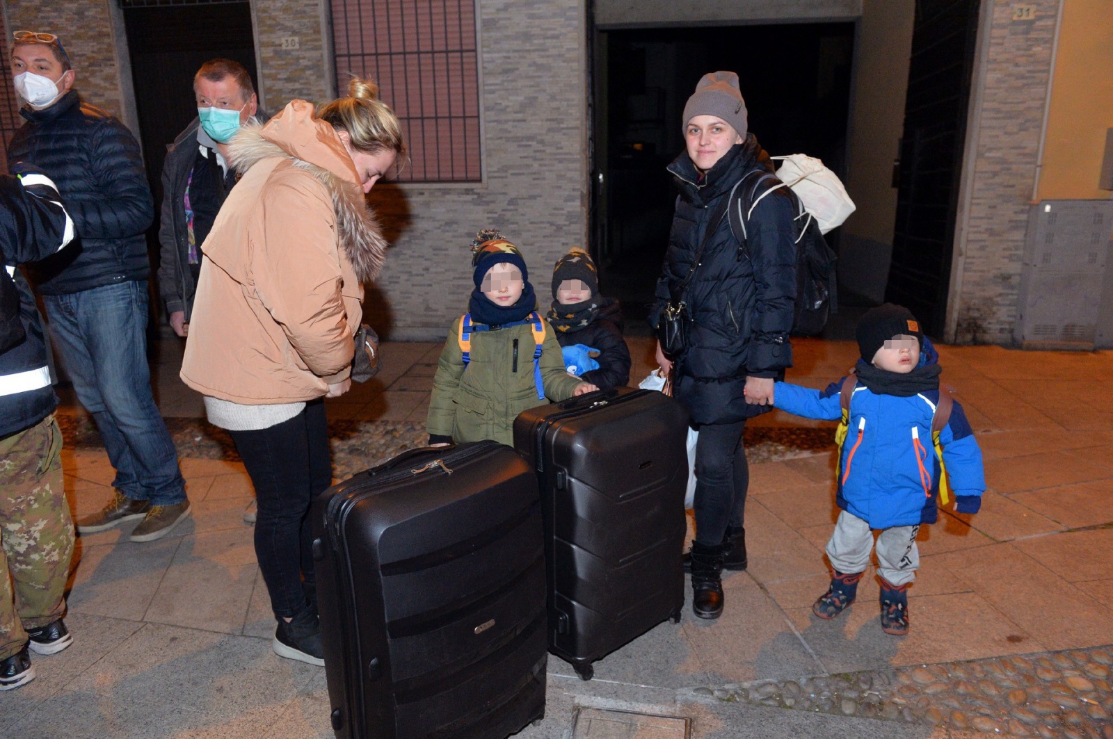 SAMARATE ARRIVO DI DONNE BAMBINI E RAGAZZI UCRAINI RICEVUTI DAL SINDACO ENRICO PURICELLI E DAI VOLONTARIO DELLA PROTEZIONE CIVILE