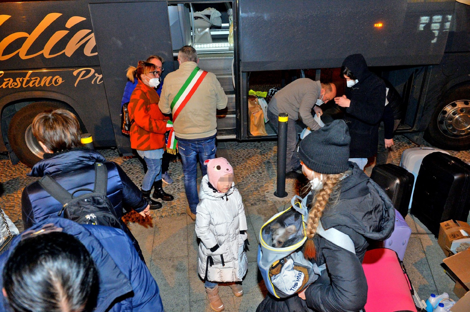SAMARATE ARRIVO DI DONNE BAMBINI E RAGAZZI UCRAINI RICEVUTI DAL SINDACO ENRICO PURICELLI E DAI VOLONTARIO DELLA PROTEZIONE CIVILE