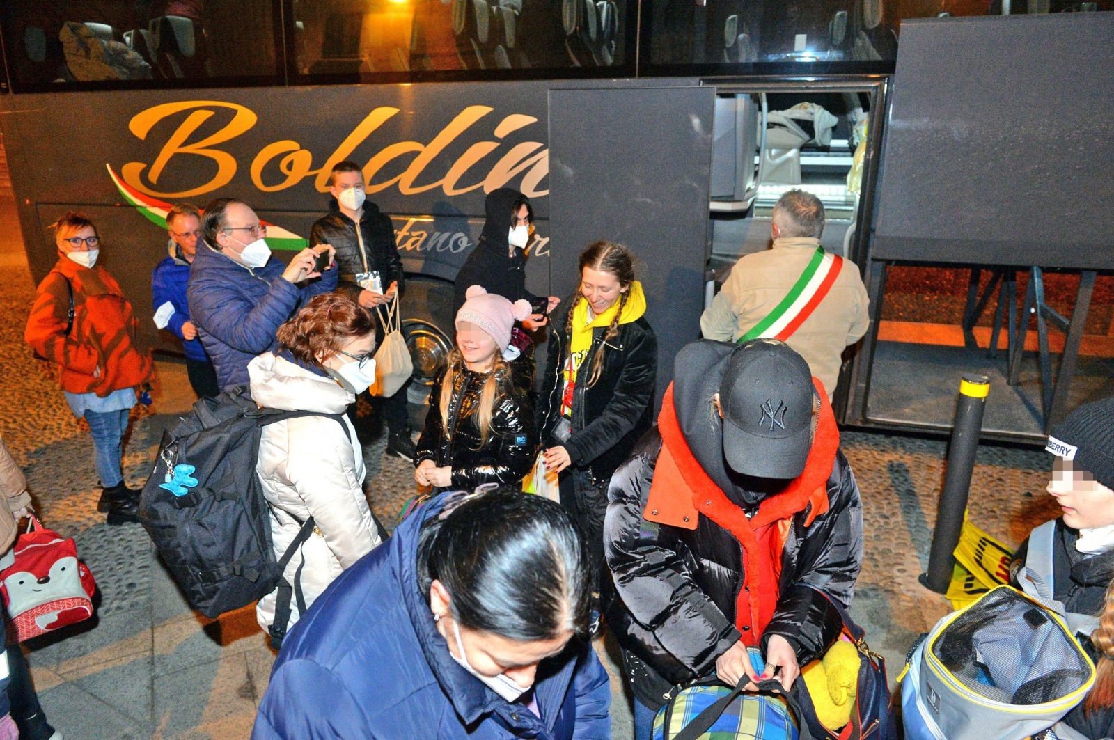 SAMARATE ARRIVO DI DONNE BAMBINI E RAGAZZI UCRAINI RICEVUTI DAL SINDACO ENRICO PURICELLI E DAI VOLONTARIO DELLA PROTEZIONE CIVILE