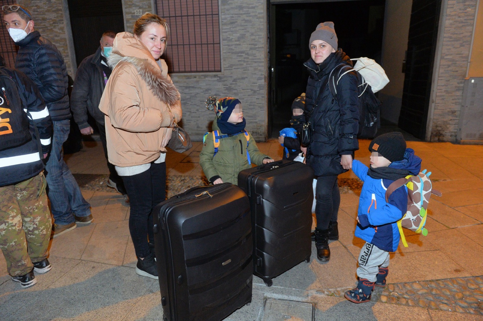 SAMARATE ARRIVO DI DONNE BAMBINI E RAGAZZI UCRAINI RICEVUTI DAL SINDACO ENRICO PURICELLI E DAI VOLONTARIO DELLA PROTEZIONE CIVILE