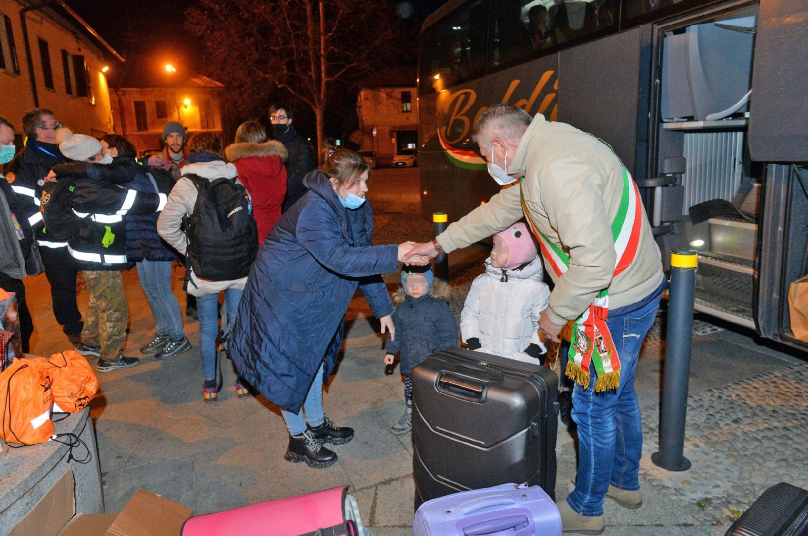 SAMARATE ARRIVO DI DONNE BAMBINI E RAGAZZI UCRAINI RICEVUTI DAL SINDACO ENRICO PURICELLI E DAI VOLONTARIO DELLA PROTEZIONE CIVILE