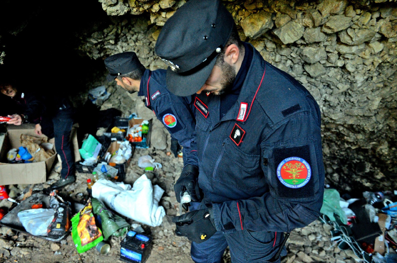 VALGANNA SAN GEMOLO OPERAZIONE ANTIBIVACCHI SPACCIATORI NEI BOSCHI, CARABINIERI COMPAGNIA LUINO, STAZIONE CUVIO E FORESTALI CUNARDO COORDINATI DAL CAPITANO ALESSANDRO VOLPINI, LUOGOTENENTE CARIOLA, MARESCIALLO CAPO SALVADORI E MARESCIALLO DI NISIO