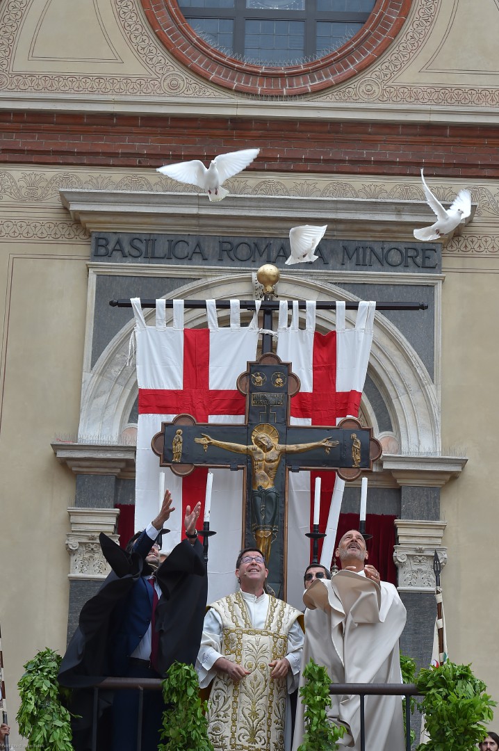 Legnano palio santa messa - Il Volo delle colombe