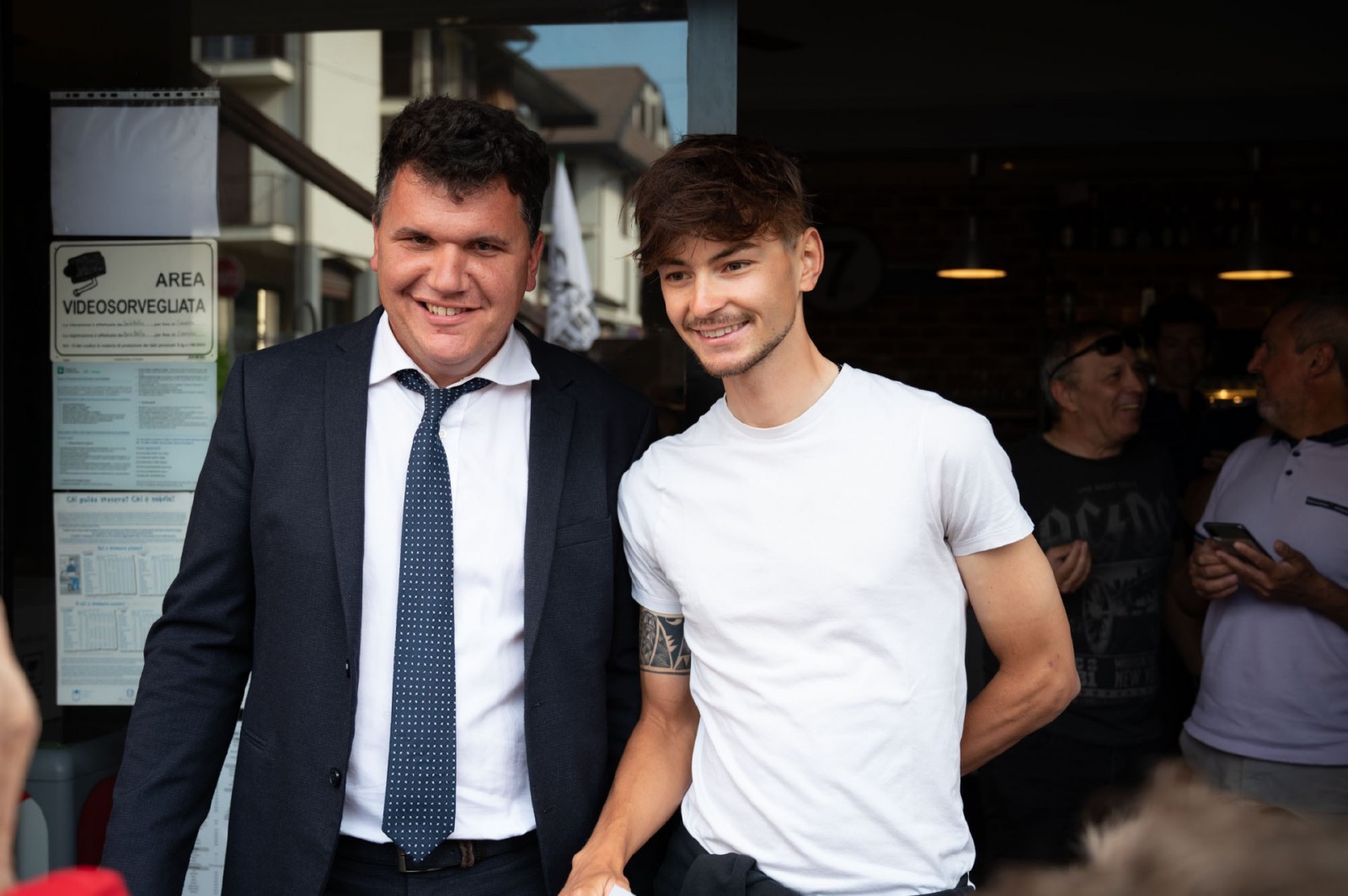 TAINO ALESSANDRO COVI CON IL SUO FAN CLUB IN COMUNE CON IL SINDACO E LA GIUNTA COMUNALE