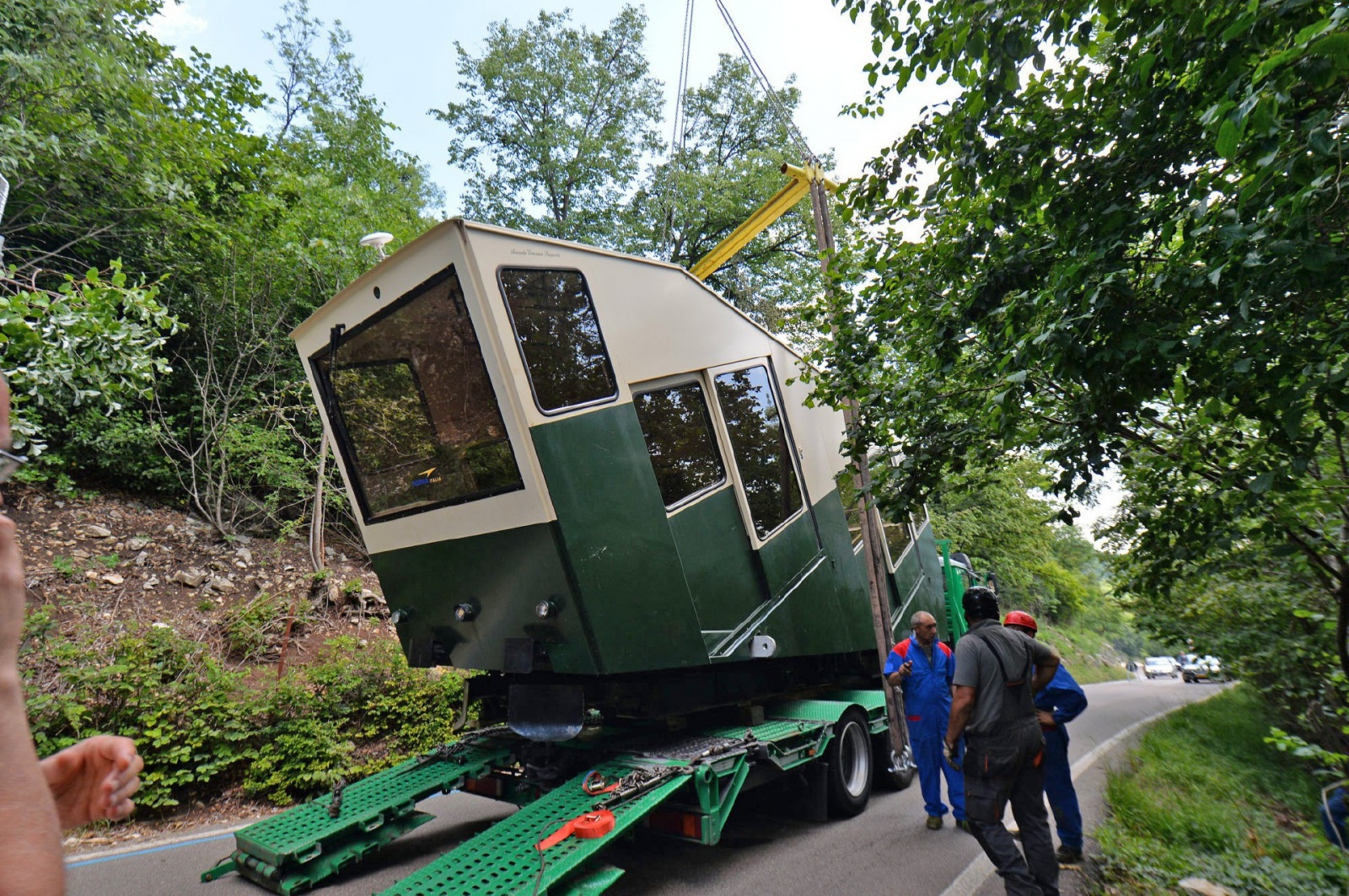 SACRO MONTE SMONTAGGIO CABINE FUNICOLARE PER REVISIONE GENERALE NELLA FOTO SECONDA CABINA