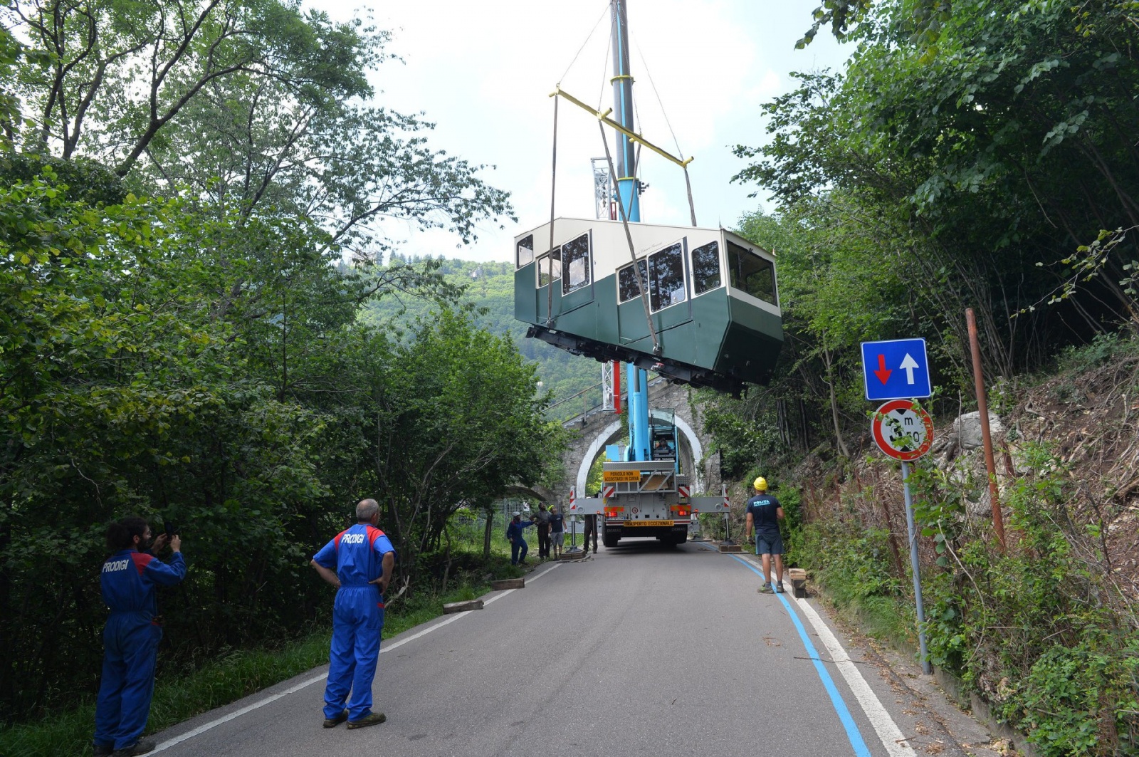 SACRO MONTE SMONTAGGIO CABINE FUNICOLARE PER REVISIONE GENERALE NELLA FOTO SECONDA CABINA