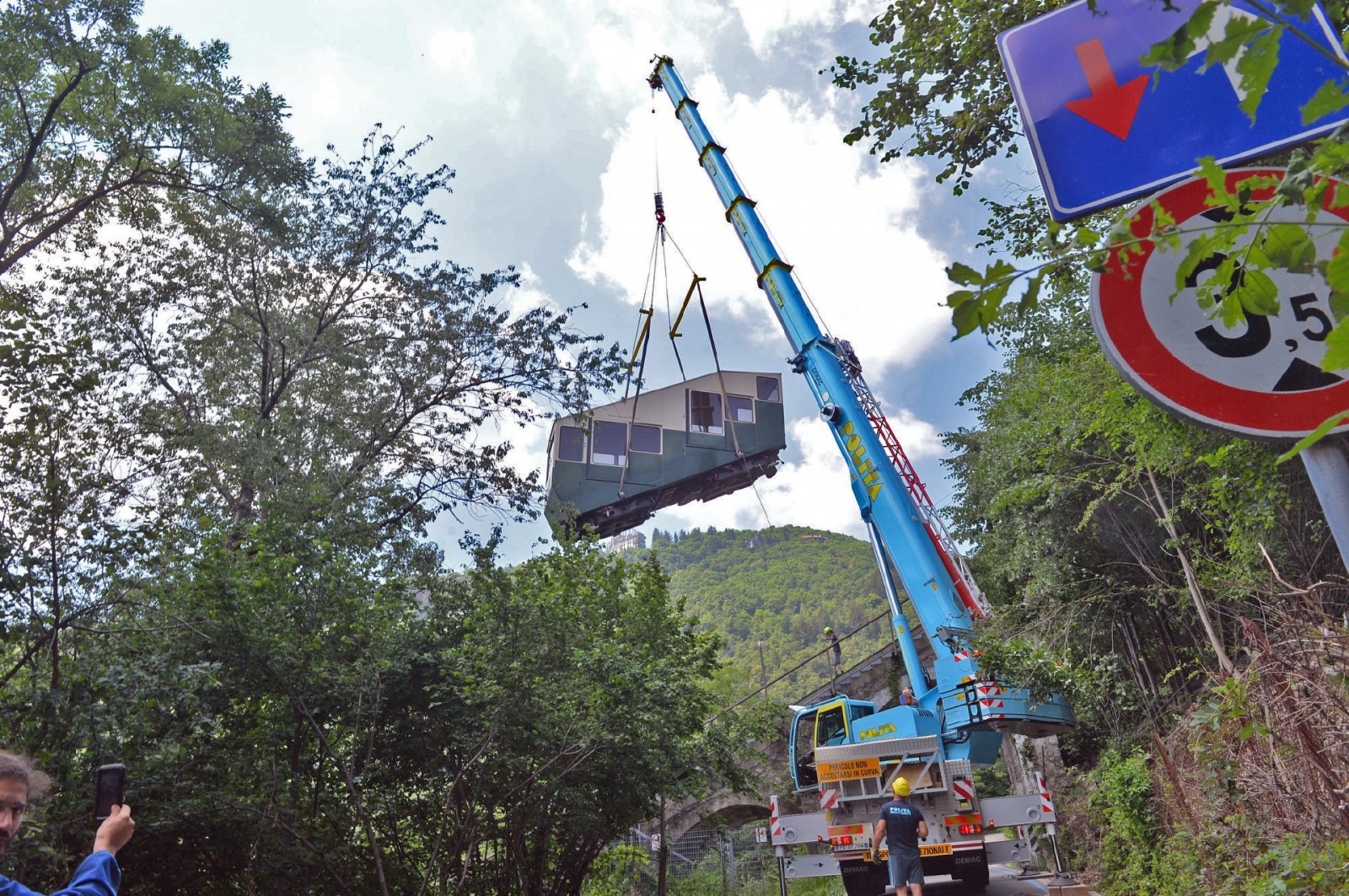 SACRO MONTE SMONTAGGIO CABINE FUNICOLARE PER REVISIONE GENERALE NELLA FOTO SECONDA CABINA