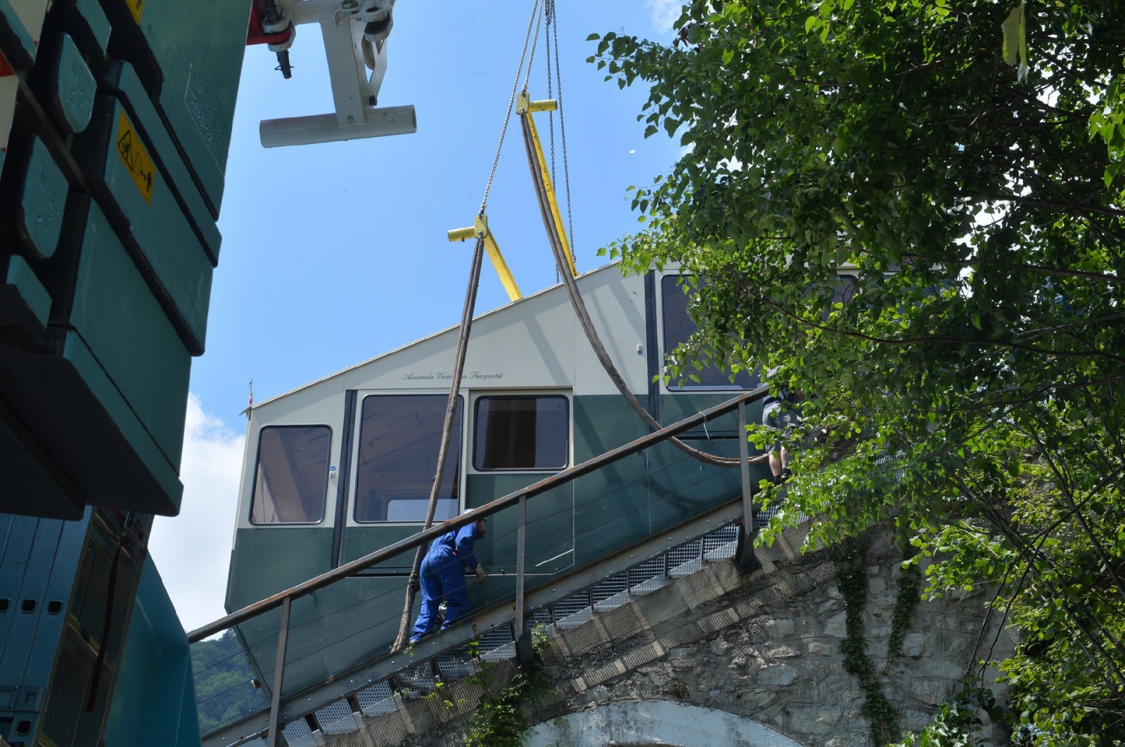 SACRO MONTE SMONTAGGIO CABINE FUNICOLARE PER REVISIONE GENERALE NELLA FOTO SECONDA CABINA