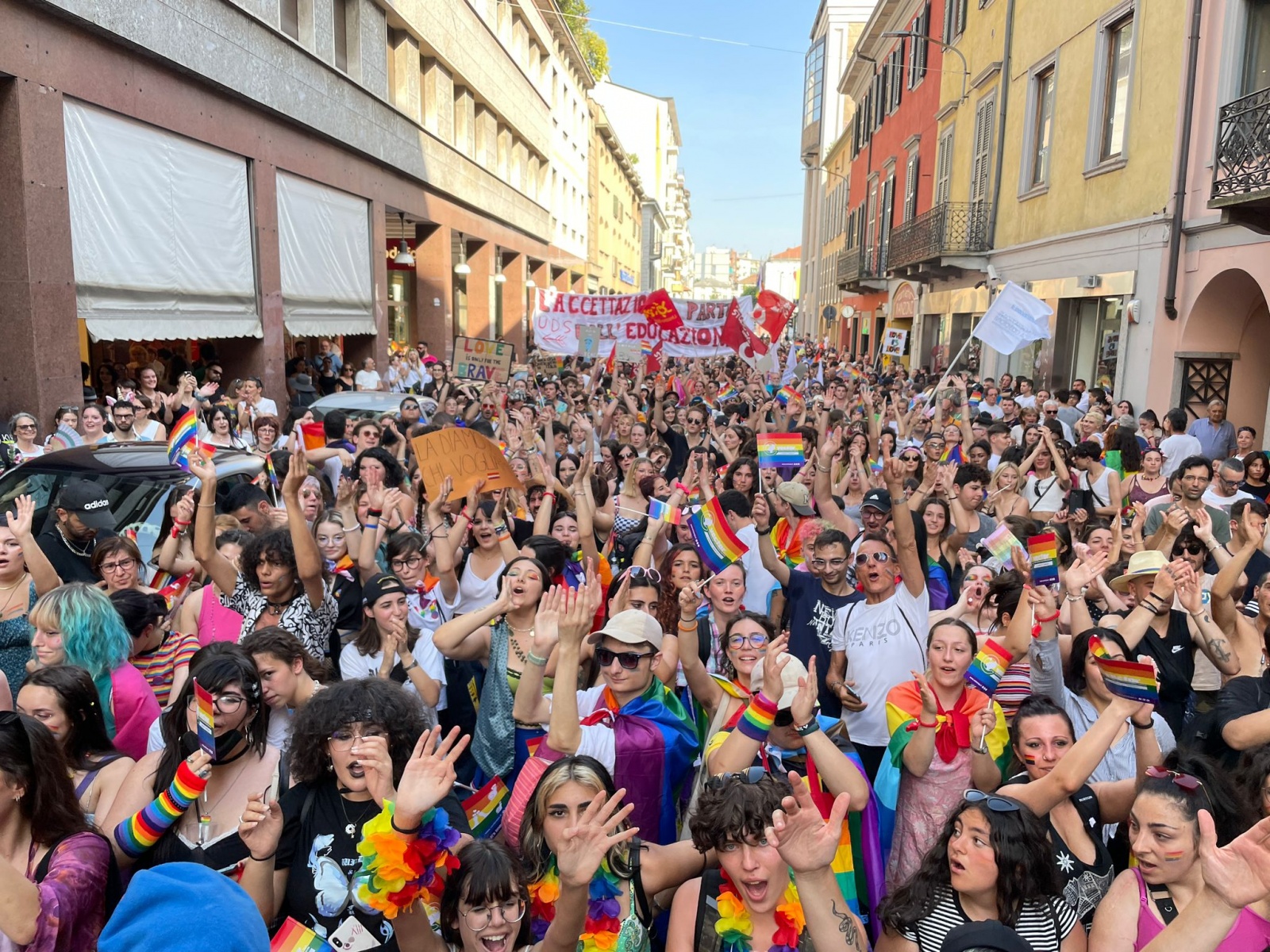 Varese, l’orgoglio arcobaleno invade il centro 10