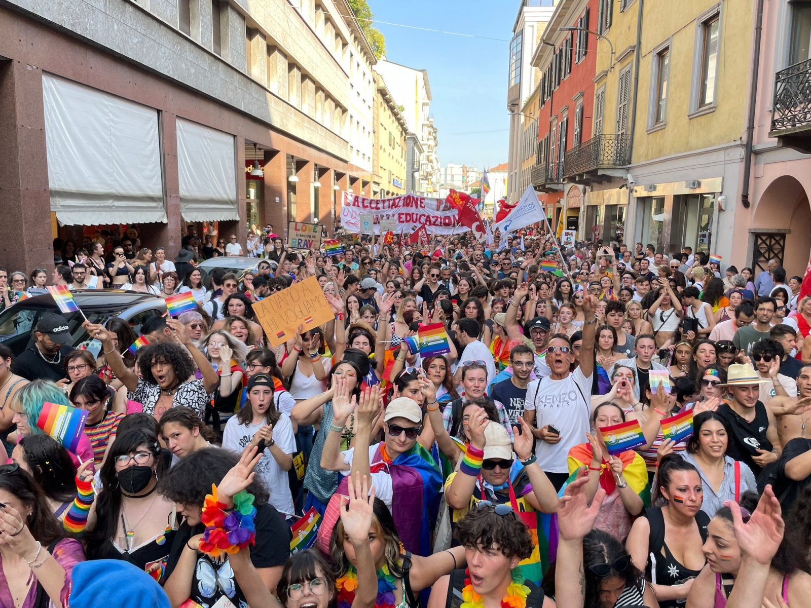 Varese, l’orgoglio arcobaleno invade il centro 11