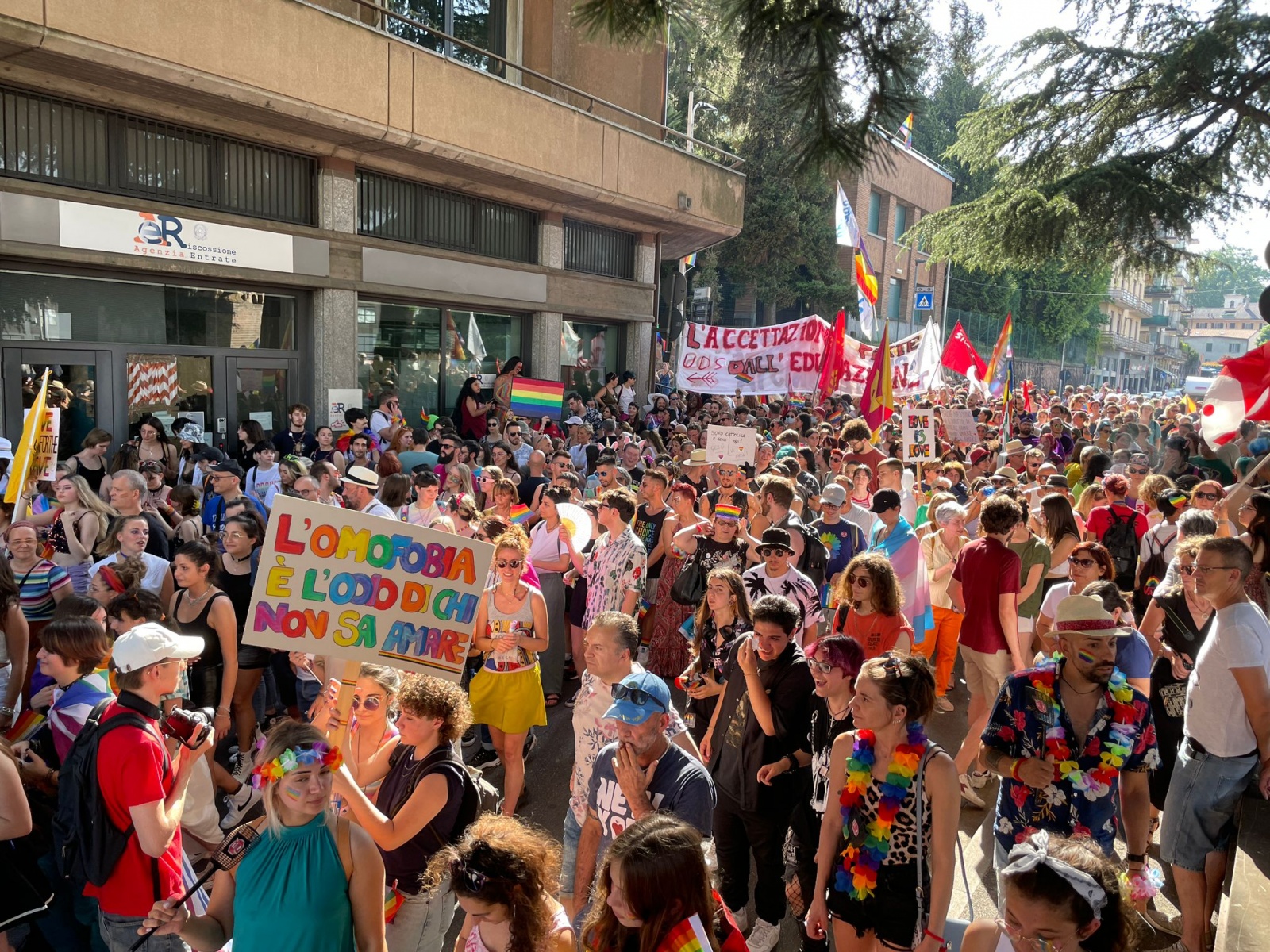 Varese, l’orgoglio arcobaleno invade il centro 12