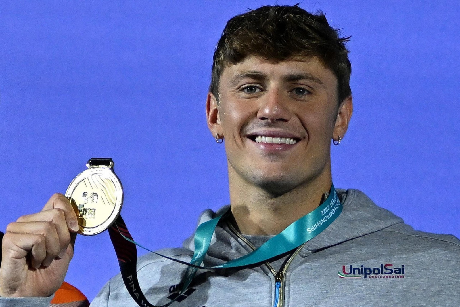 Gold medallist Italy's Nicolo Martinenghi poses with their medal following the men's 100m breaststroke finals the Budapest 2022 World Aquatics Championships at Duna Arena in Budapest on June 19, 2022. (Photo by François-Xavier MARIT / AFP)