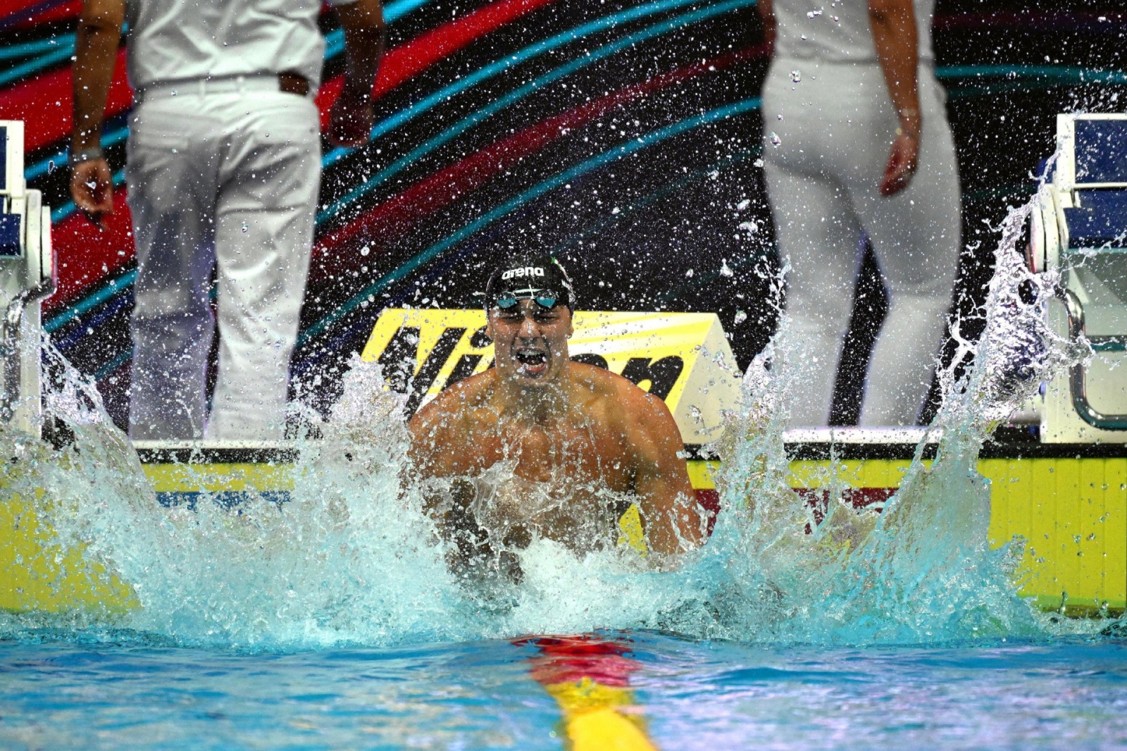 epa10022447 Nicolo Martinenghi of Italy celebrates after winning the men's 100m Breaststroke final of the Swimming events at the 19th FINA World Aquatics Championships in Budapest, Hungary, 19 June 2022. EPA/Tibor Illyes HUNGARY OUT